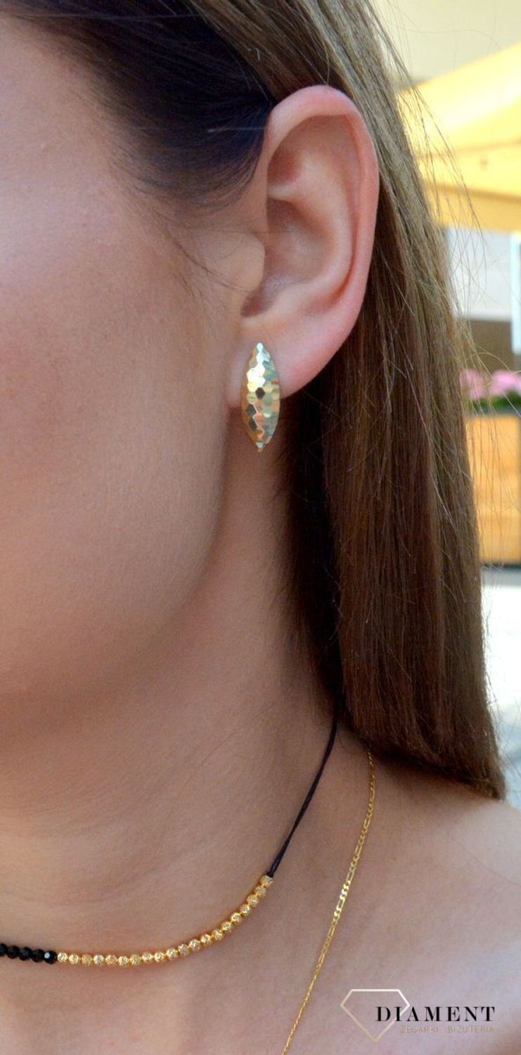 Złote kolczyki grawerowane blaszki KL 6204 333. Złote kolczyki wykonane z dbałością o każdy szczegół i detal. Kolczyki zachowane w prostej formie, grawerowanej blaszki. Elegancka biżuteria posiada wygodne z.jpg